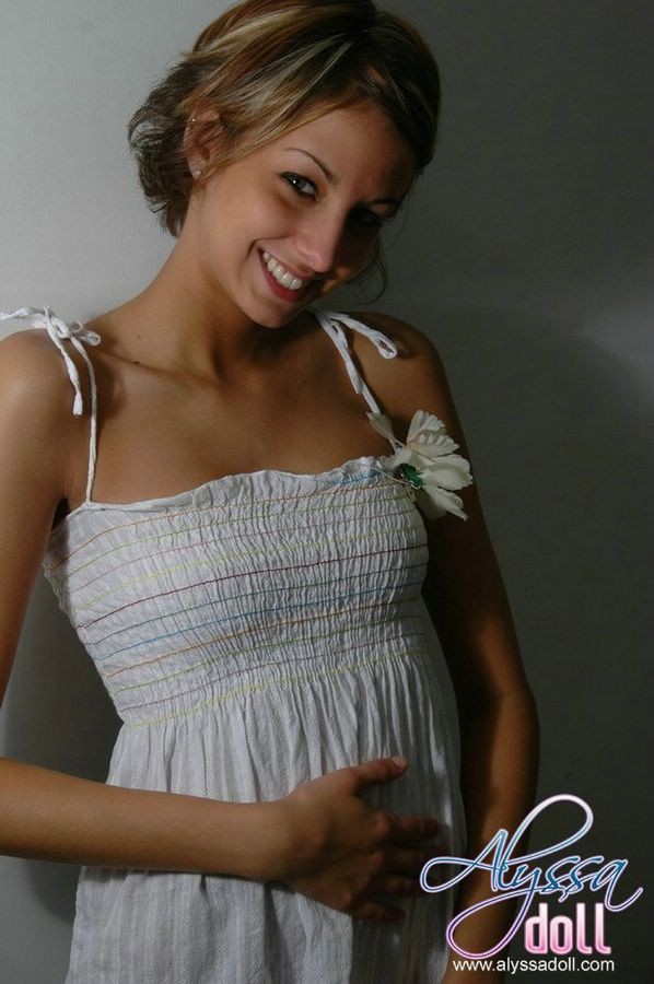 Cute alyssa in posa e teasing in un vestito bianco baby doll
 #78807761