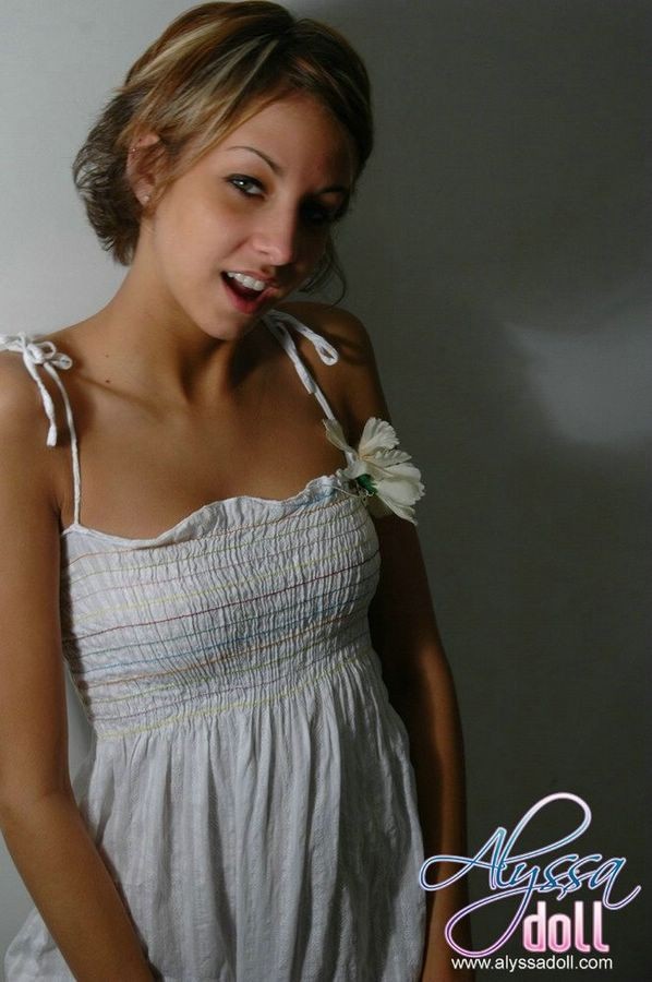 Cute alyssa in posa e teasing in un vestito bianco baby doll
 #78807768