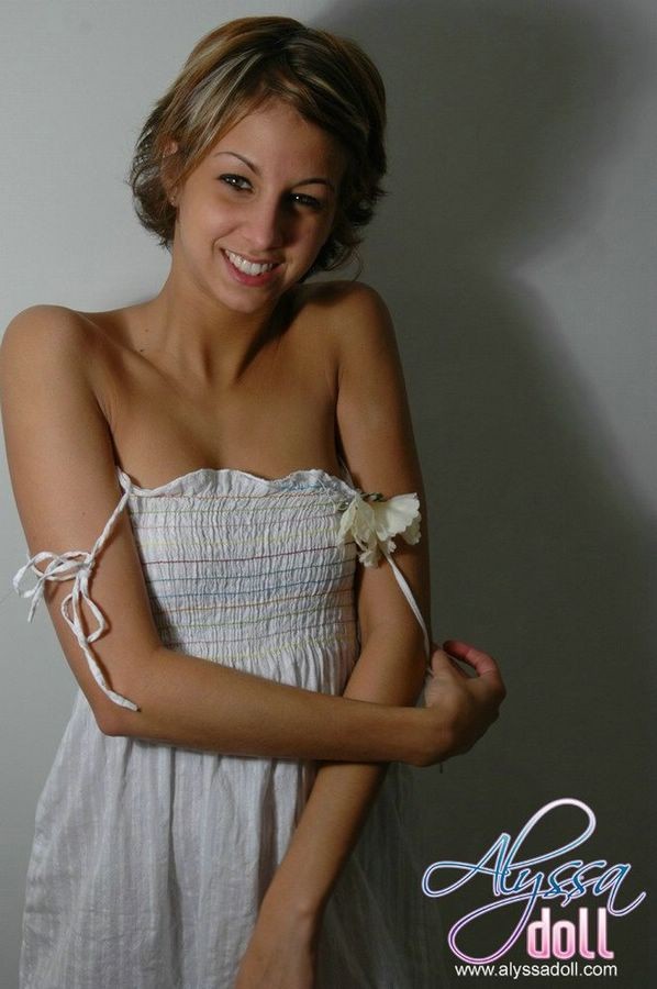 Cute alyssa in posa e teasing in un vestito bianco baby doll
 #78807796