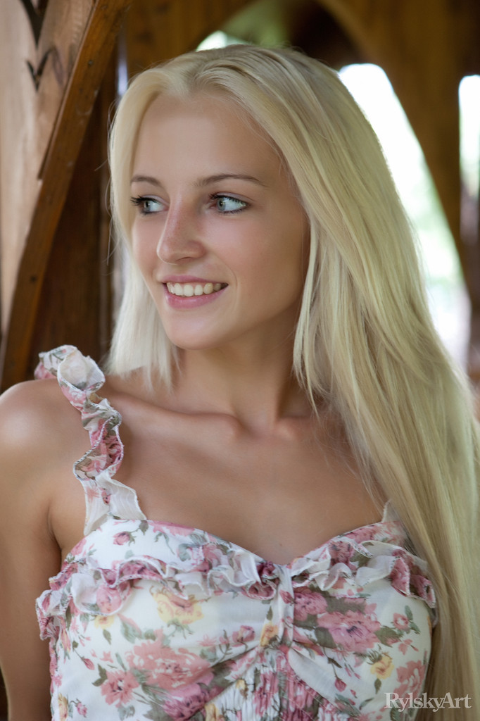 Sexy Blondine mit atemberaubenden blauen Augen und charmantem Lächeln
 #72622221