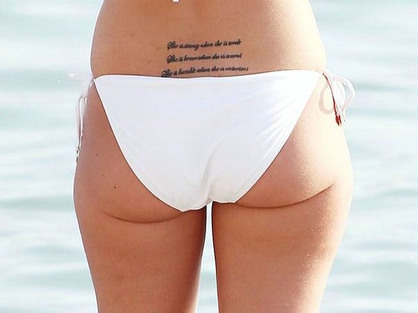 Berühmtheit Tulisa Contostavlos zeigt ihren Bikini-Körper
 #70116127