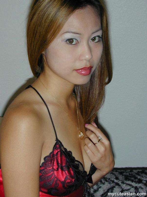 Amateur asiatique en lingerie rouge sexy striptease
 #69999141