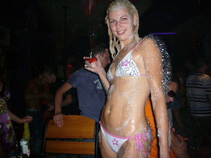Salvaje borracho chicas universitarias mostrando tetas perky en una fiesta loca
 #76395227