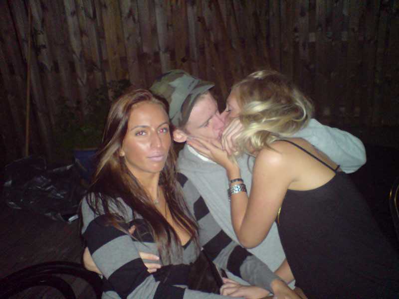 Salvaje borracho chicas universitarias mostrando tetas perky en una fiesta loca
 #76395265