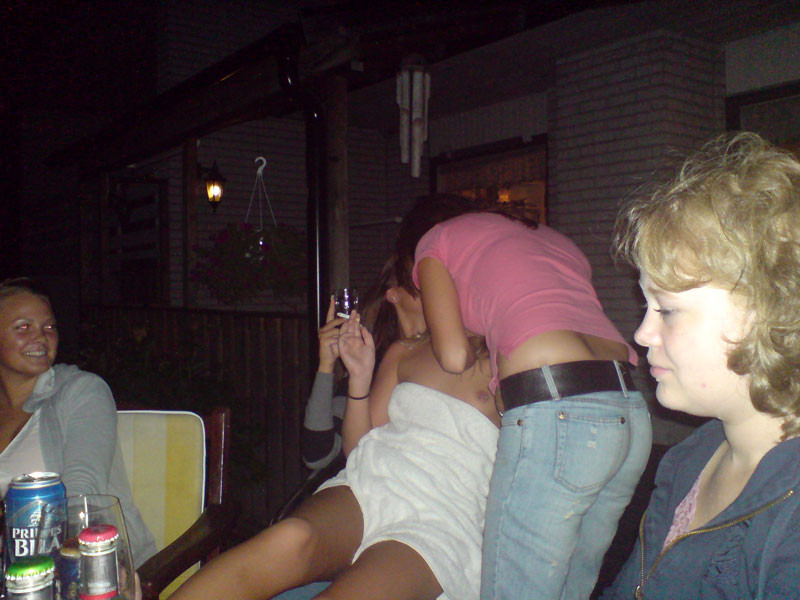 Salvaje borracho chicas universitarias mostrando tetas perky en una fiesta loca
 #76395276