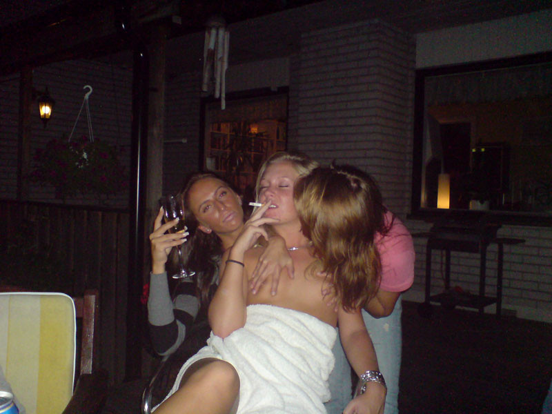 Salvaje borracho chicas universitarias mostrando tetas perky en una fiesta loca
 #76395283