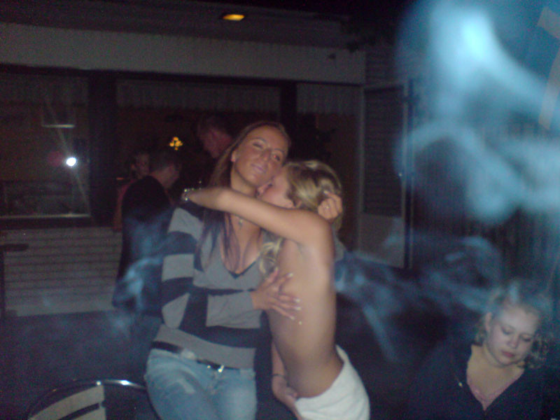 Salvaje borracho chicas universitarias mostrando tetas perky en una fiesta loca
 #76395297