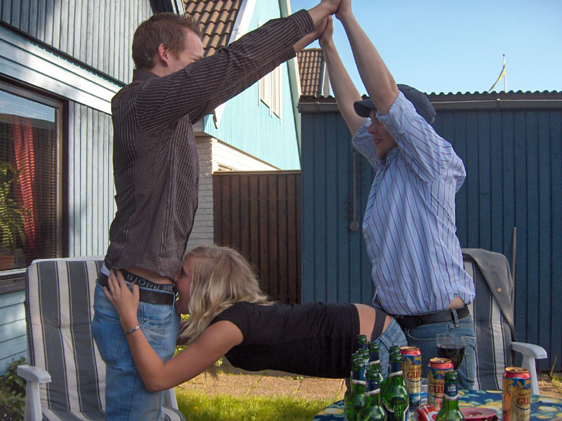 Salvaje borracho chicas universitarias mostrando tetas perky en una fiesta loca
 #76395315
