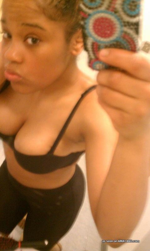 Gallery of an amateur black babe in various selfpics #73305767
