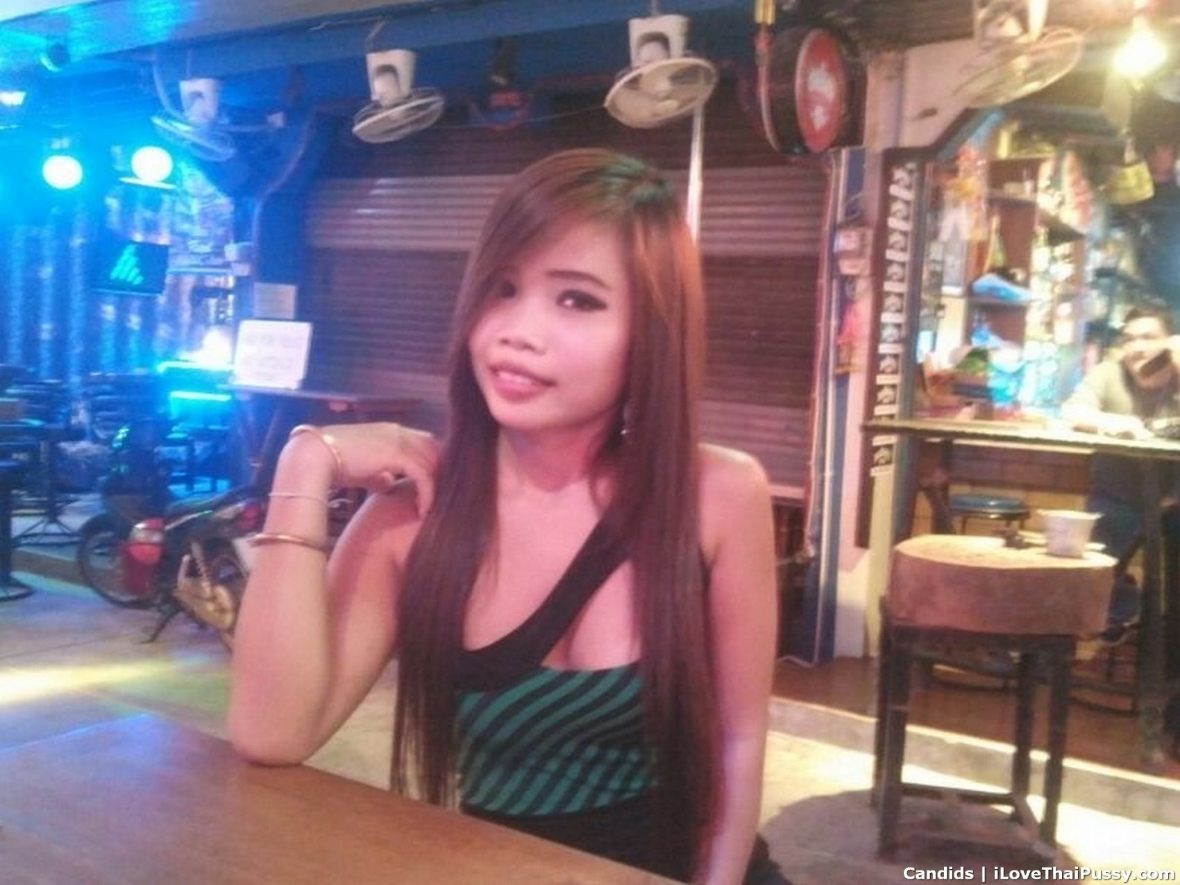 タイの売春婦が観光客にコンドームなしの素股で騙される
 #67951863