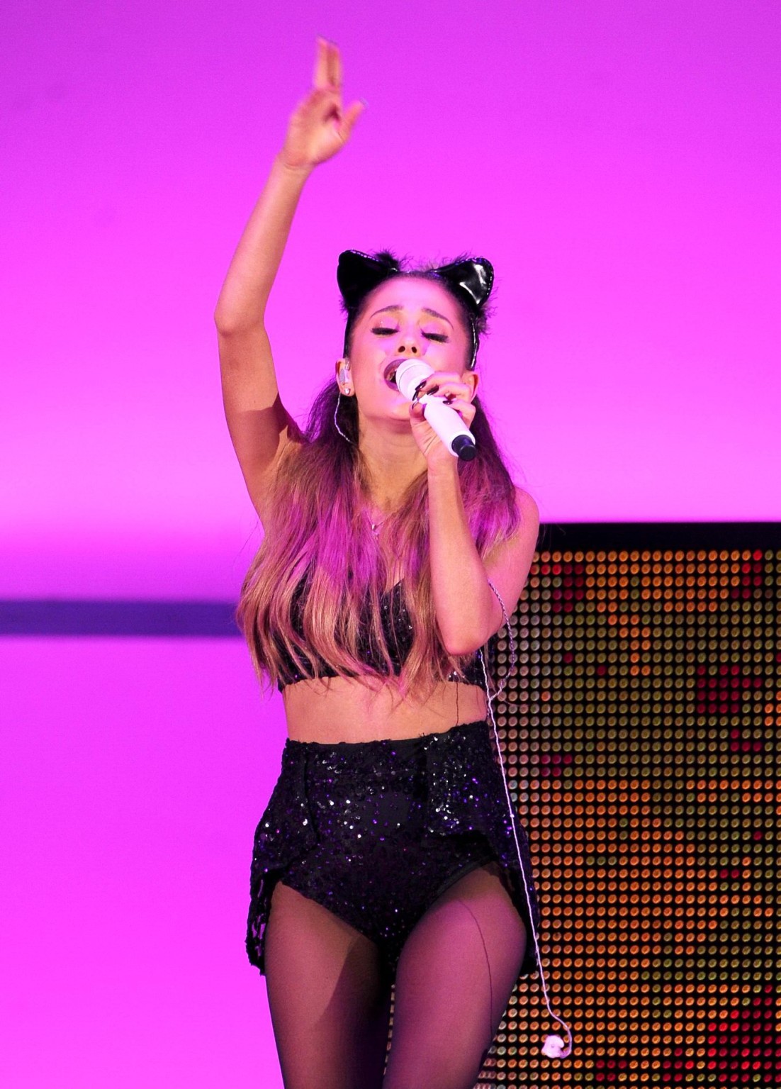 Ariana Grande langbeinig in Strumpfhosen und Fickstiefeln beim Auftritt bei We Can Survive 2014
 #75183010