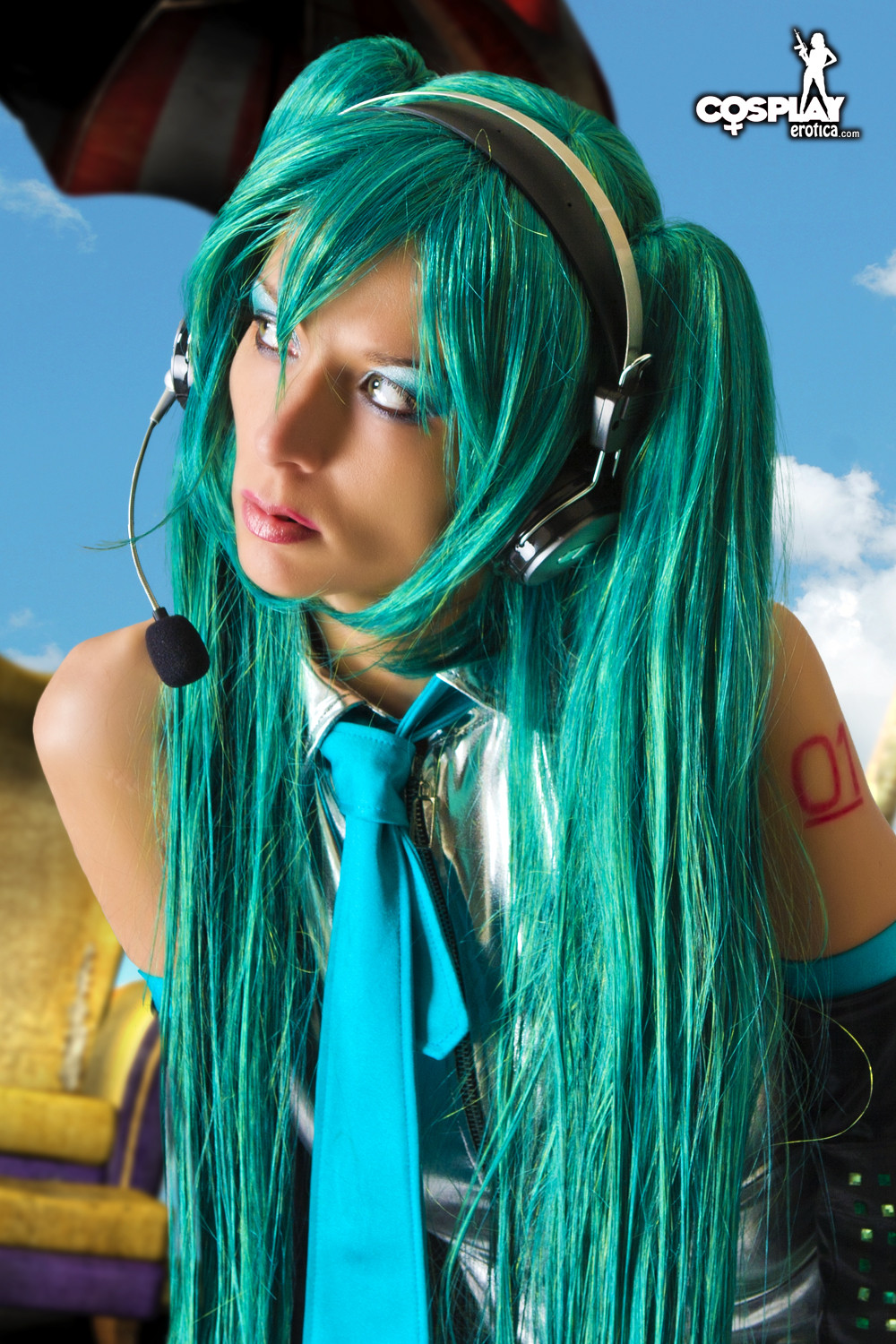 Erotisches Cosplay Lana in langer grüner Perücke und Anime-Uniform
 #67371453