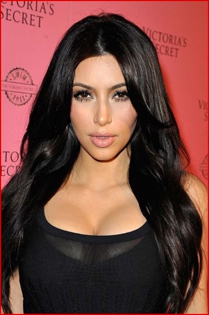 Kim kardashian exposant son corps sexy et son méga décolleté en robe de soirée
 #75310494