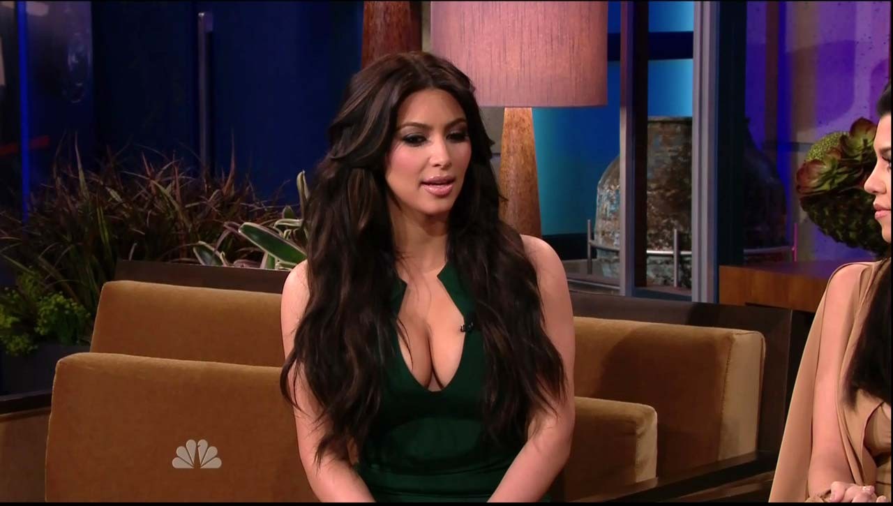 Kim kardashian exposant son corps sexy et son méga décolleté en robe de soirée
 #75310528