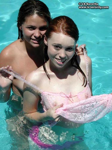 Lesbische Studentinnen schwimmen in einem Pool
 #78284432