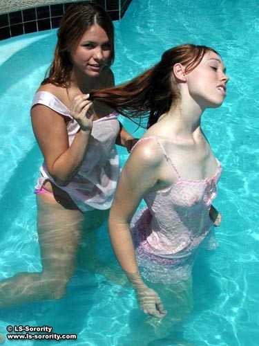 Lesbische Studentinnen schwimmen in einem Pool
 #78284444