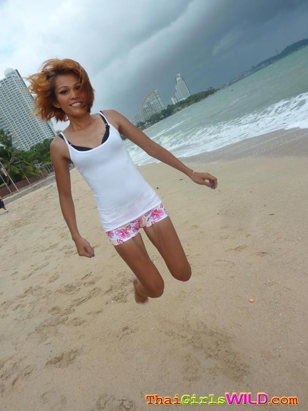 Skinny thai posiert und zeigt ihre Muschi am Strand
 #69762011
