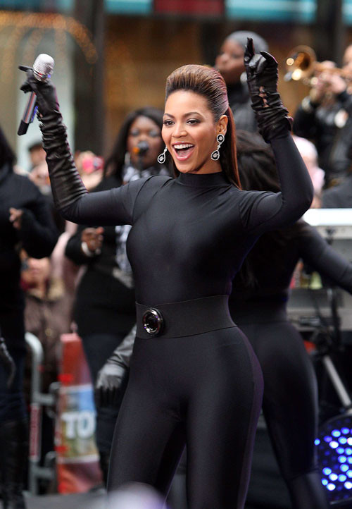 Beyonce knowles posando muy sexy en traje negro
 #75408374