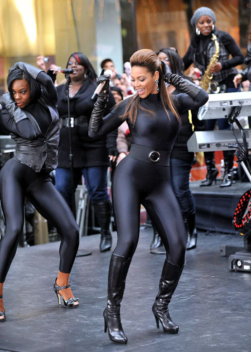 Beyonce knowles posando muy sexy en traje negro
 #75408424