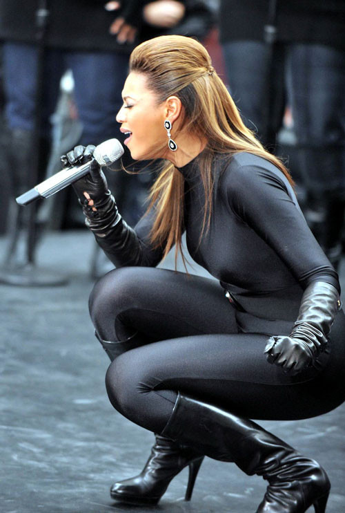 Beyonce knowles posando muy sexy en traje negro
 #75408435