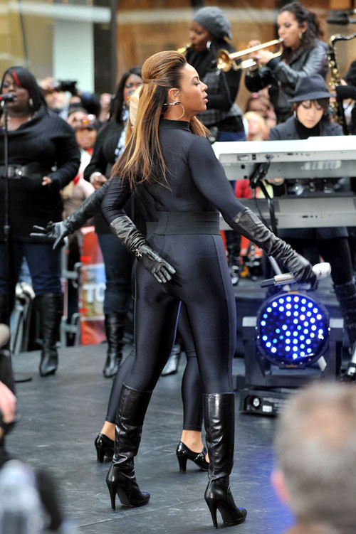 Beyonce knowles posando muy sexy en traje negro
 #75408452