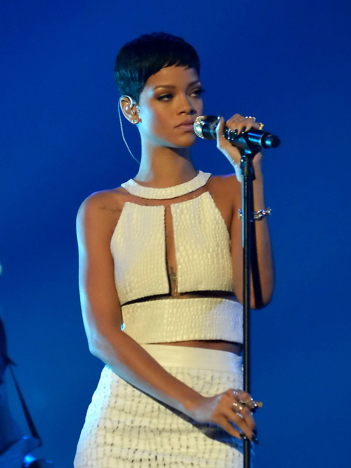 Rihanna in parzialmente vede attraverso il vestito che si esibisce sul finale di x factor in manch
 #75246364