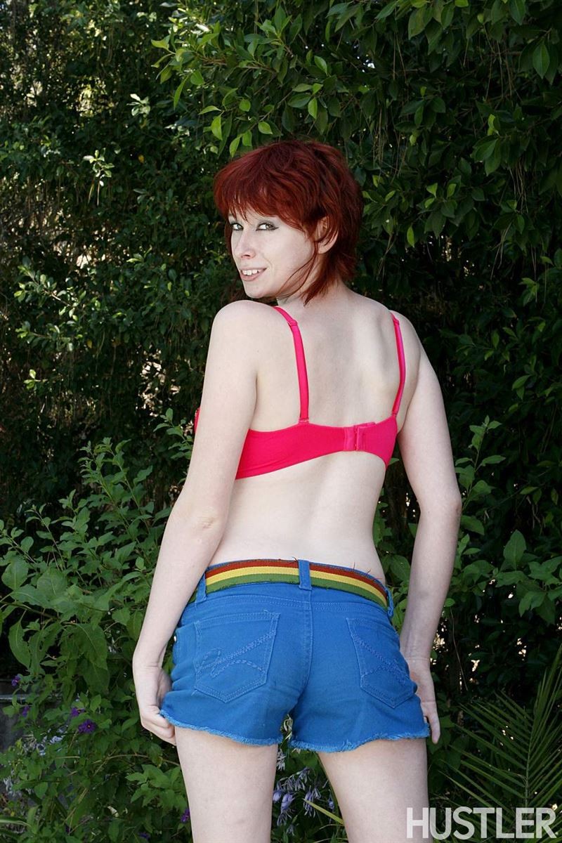 Zoe nixon recibe una gran polla dura como una roca con unas bonitas medias largas
 #74375949