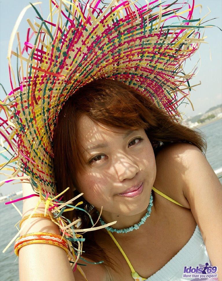 La ragazza asiatica si gode la vita all'aperto sulla spiaggia
 #69918498