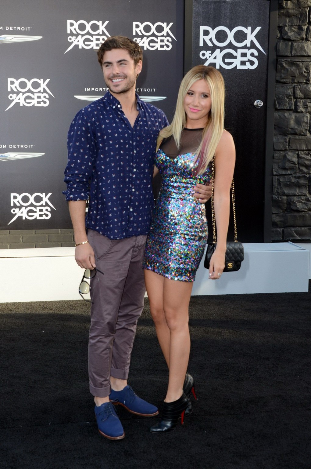 Ashley tisdale incroyablement sexy dans une mini robe moulante et brillante à la première de Rock of Ages. 
 #75259995