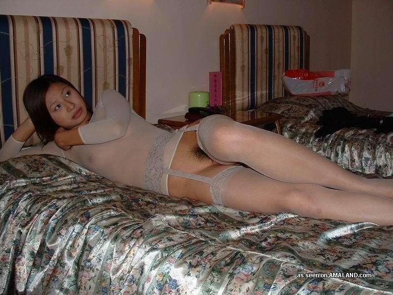 Cagne cinesi perverse in calze che si spogliano nude
 #69800086