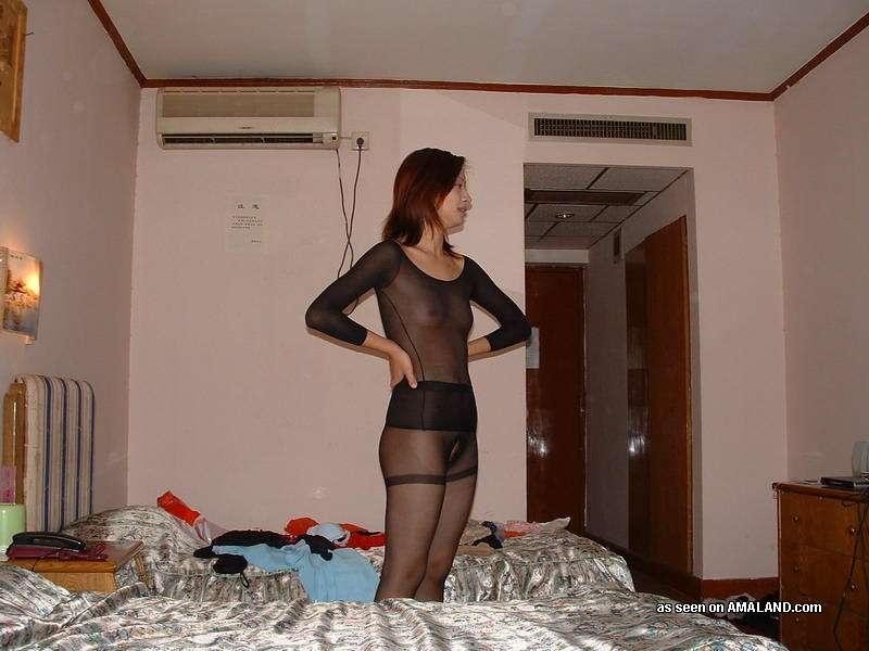 Kinky chinesische Schlampen in Strümpfen strippen nackt
 #69800091