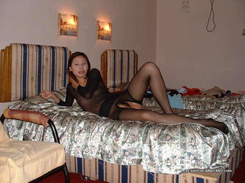 Kinky chinesische Schlampen in Strümpfen strippen nackt
 #69800096