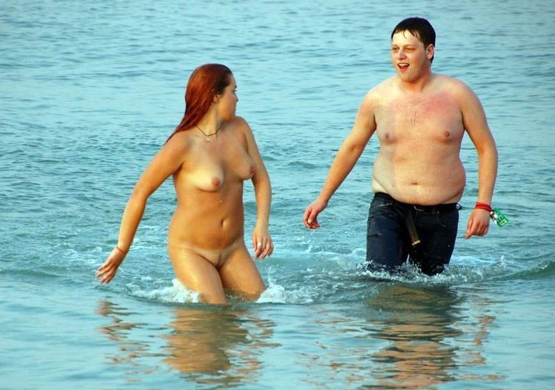Las chicas nudistas se divierten entre ellas en la playa
 #72246629