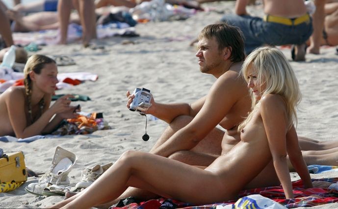 Las chicas nudistas se divierten entre ellas en la playa
 #72246642