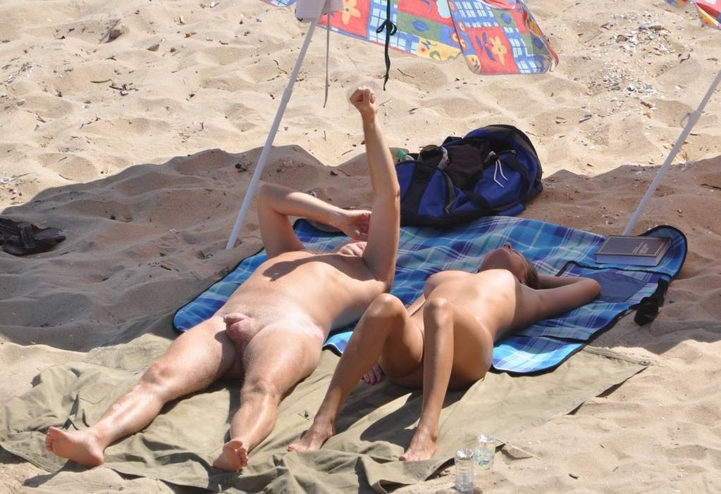 Nudistinnen haben Spaß miteinander am Strand
 #72246702