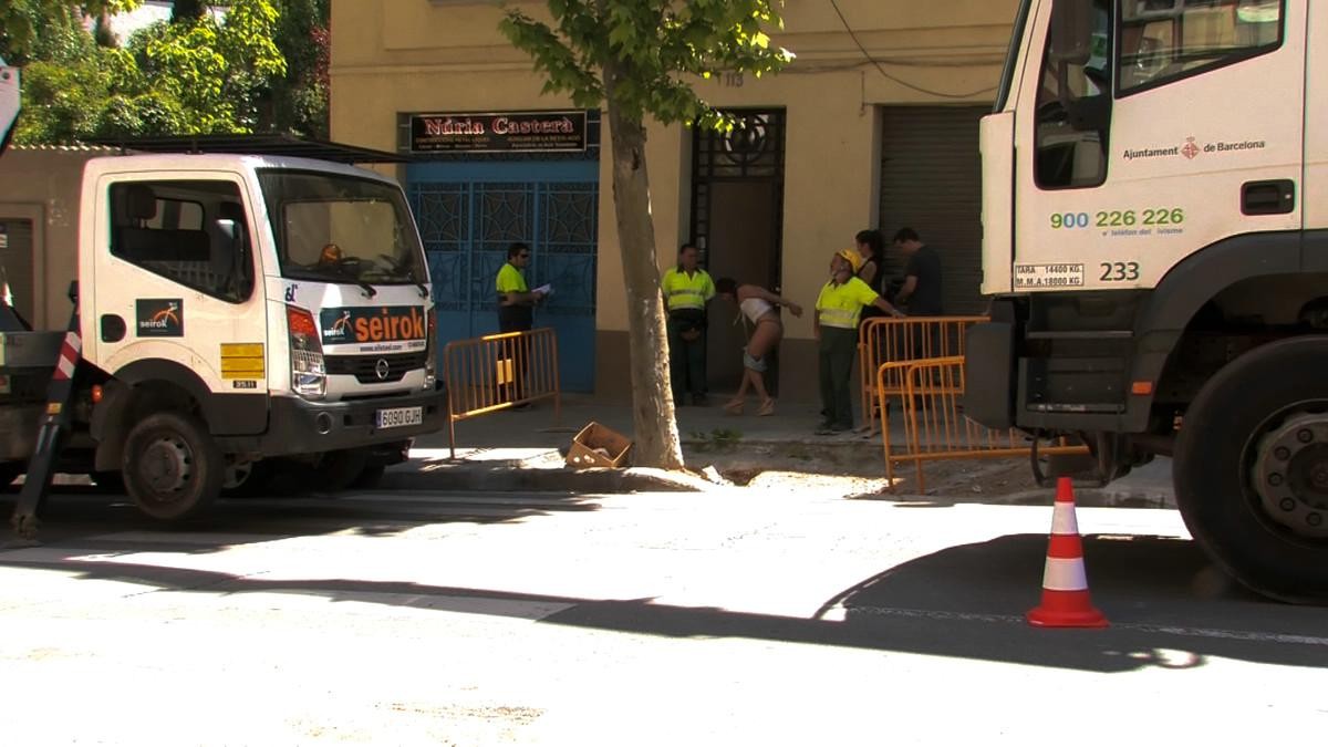 Babe wird entkleidet, gefesselt und gefickt im Freien an öffentlichen Orten
 #71985988