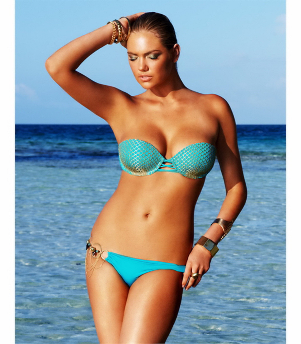 Kate Upton zeigt ihre großen Brüste und ihren runden Arsch in verschiedenen Bikinis am Strand Bun
 #75262593