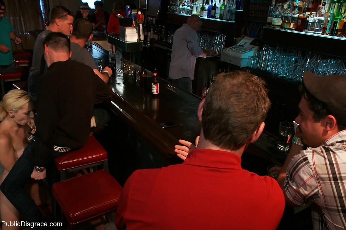 Babe wird gefesselt und gefickt in einer öffentlichen Bar
 #71983855