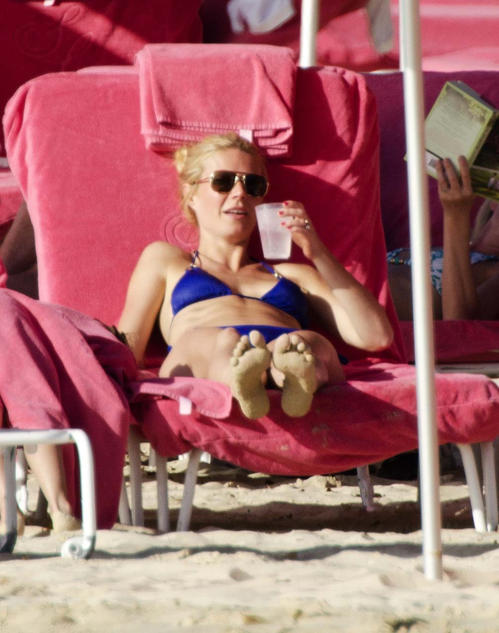 Gwyneth paltrow esponendo corpo sexy e culo caldo in bikini sulla spiaggia
 #75316754