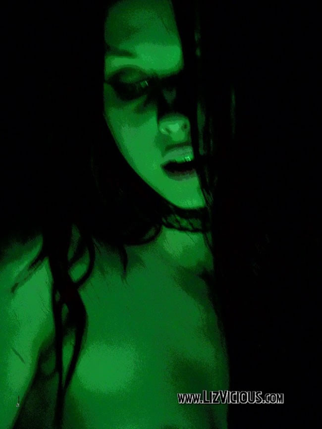 Fumadora gótica posa bajo una extraña luz verde
 #76581199