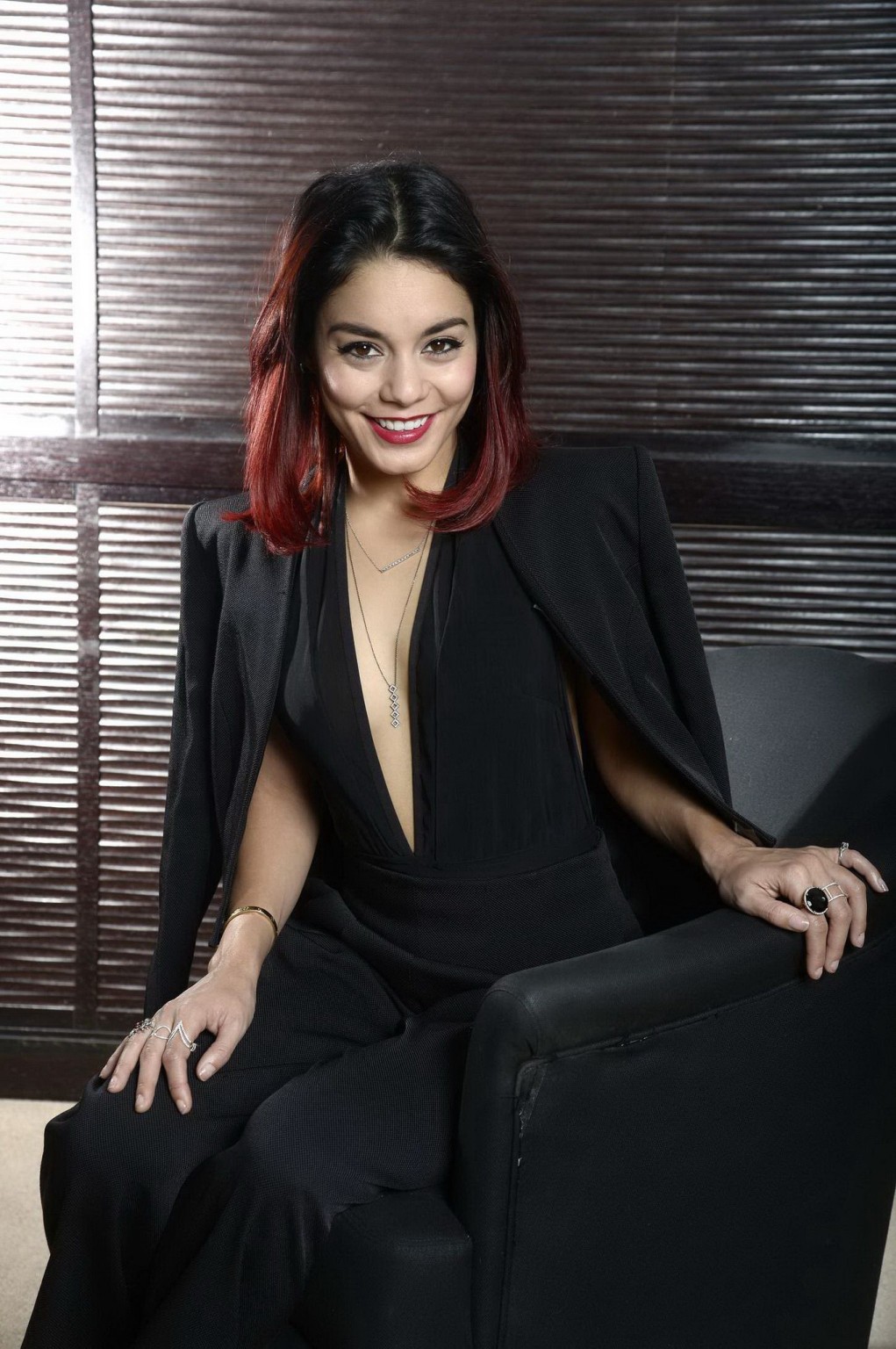 Vanessa hudgens senza reggiseno che mostra grande scissione al photocall del rifugio di Gimme in p
 #75182752