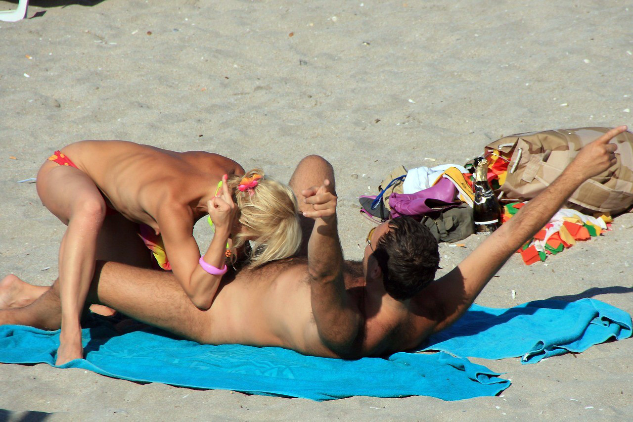 È appena diventato più caldo alla spiaggia nudista grazie a lei
 #72245078