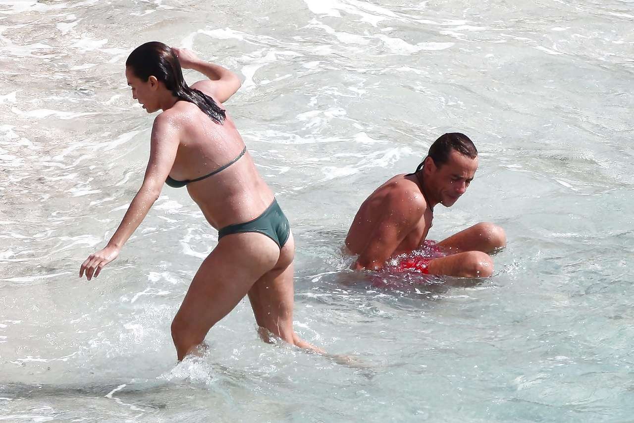 Ines sastre glissant des tétons sur la plage, prise par des paparazzi et posant en bikini
 #75295773