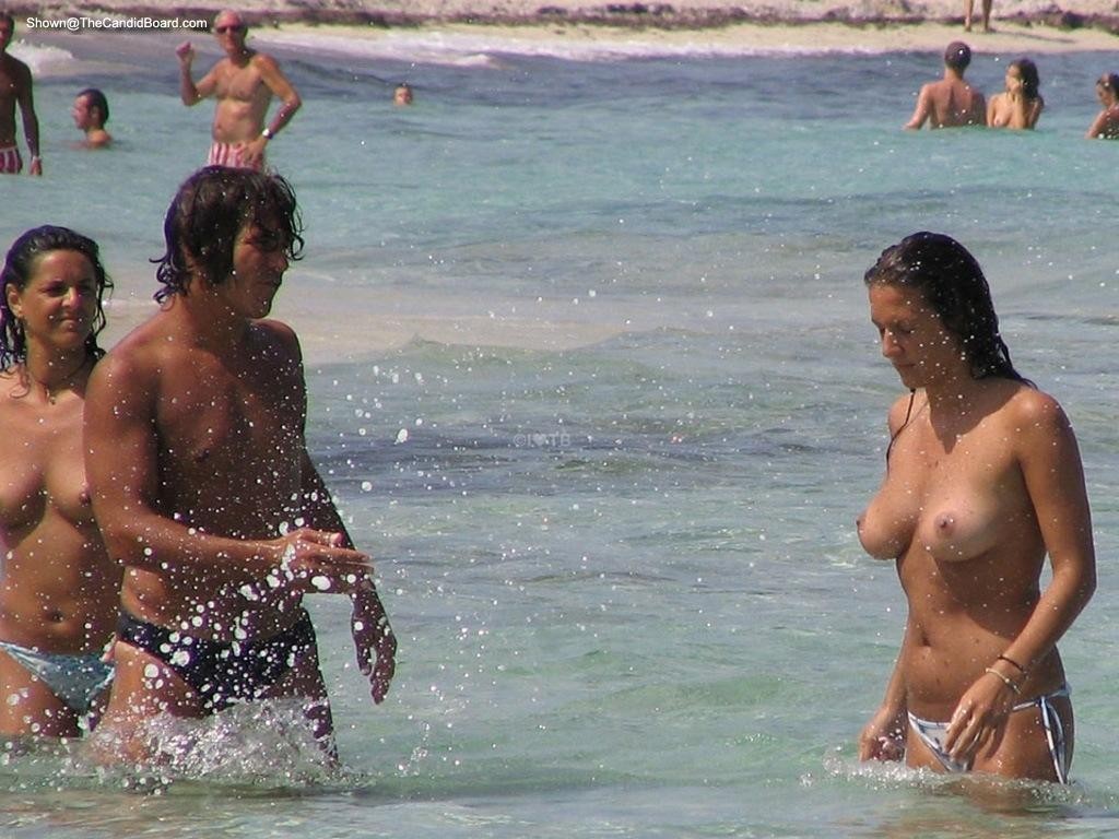 金髪の乳房のヌーディストが公共のビーチで裸になる
 #72248264