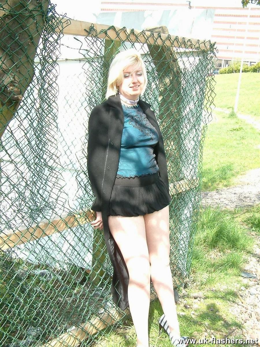 Naughty amatoriale babe yanus in esterno uk lampeggiante e pulcini biondi nudit pubblico
 #76738756