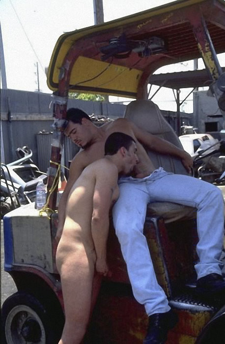 Zwei süße Kerle genießen gegenseitiges Saugen und Ficken auf einem Auto-Dump
 #76937246