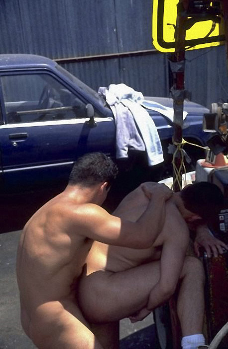 Zwei süße Kerle genießen gegenseitiges Saugen und Ficken auf einem Auto-Dump
 #76937309