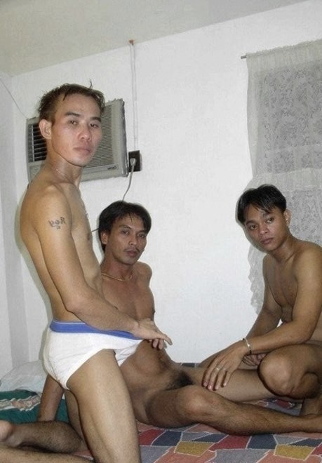 Trois mecs asiatiques lisses de l'université jouissent d'un plaisir mutuel à se sucer. #76963160