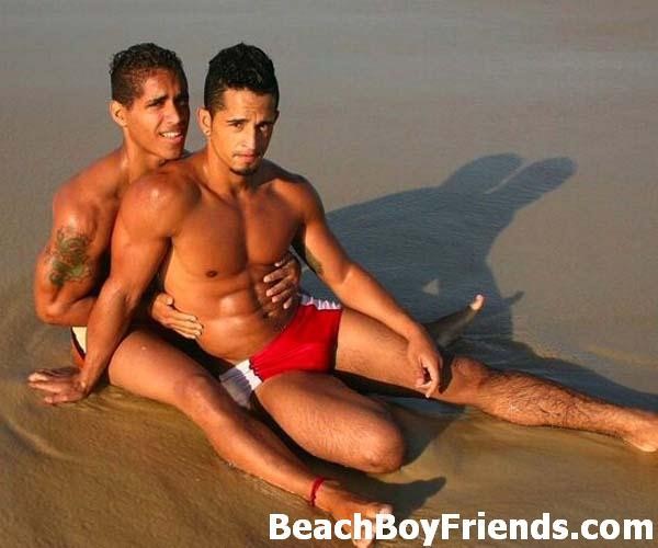 De beaux jeunes hommes amateurs posant pour vous sur la plage.
 #76946307