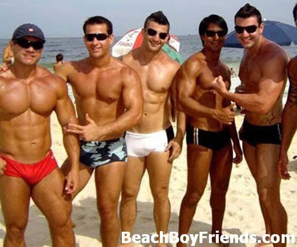 Jóvenes amateurs muy guapos posando para ti en la playa
 #76946350